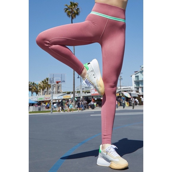 NWT High-waisted ScupltKnit CutOut Back Legging XS - Picture 1 of 3